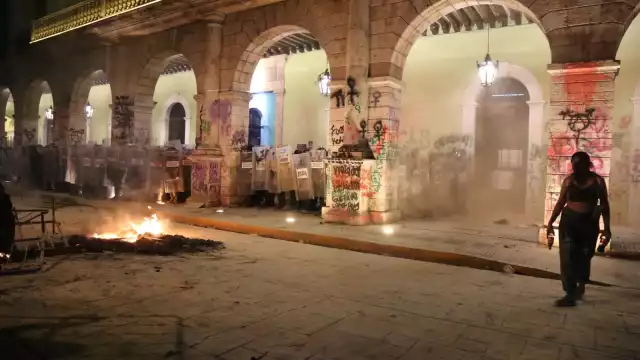 Feministas realizaron pintas en el Palacio de Gobierno en Mérida