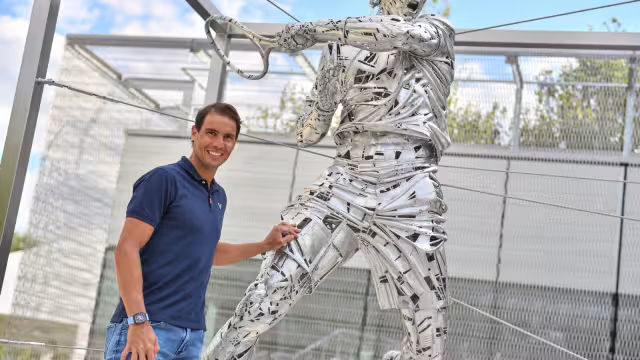Rafael Nadal revela su escultura en Roland Garros