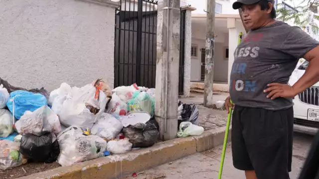 Mientras se resuelve el problema, se observan calles con basura