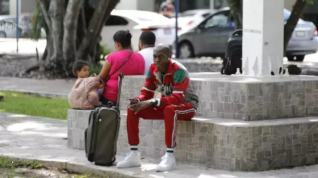 Tuvo que comprar otro boleto y esperar todo un día para partir a sus país de origen, por lo que comió comida regional en el Recinto Aéreo.