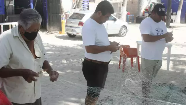 Los pescadores buscan la manera de llevar el pan a sus familias