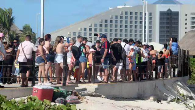 El turismo visita las playas de la Zona Hotelera de Cancún, y algunos de ellos no respetan las medidas anticovid