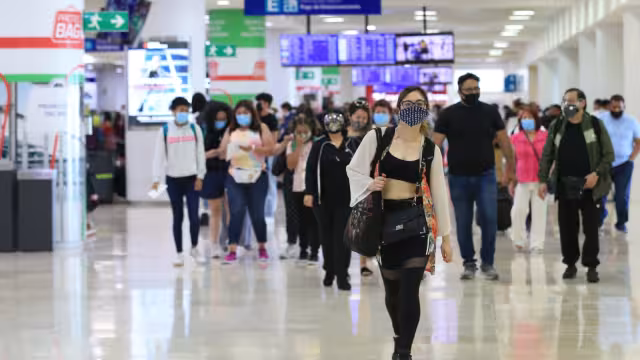 Por un viaje a la Zona Hotelera de Cancún, taxistas cobran 700 pesos