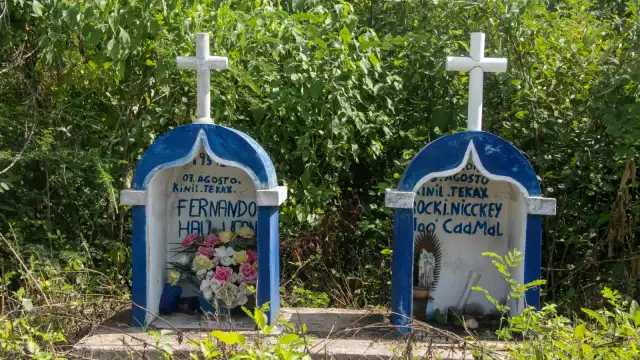 Algunos de los altares son sencillos, pues sólo instalan una placa en el lugar, mientras que otros resultan más elaborados y coloridos, con objetos y flores