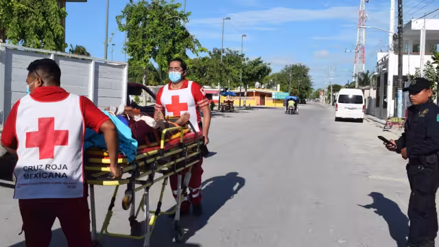 El hombre fue atendido por paramédicos y trasladado a un hospital