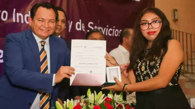 Joaquín Díaz Mena felicitó a los recién egresados y los invitó a continuar su preparación.