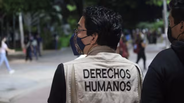 Transgrede derechos de igualdad, al requerir antecedentes no penales a plataformas de transporte, dice la CNDH