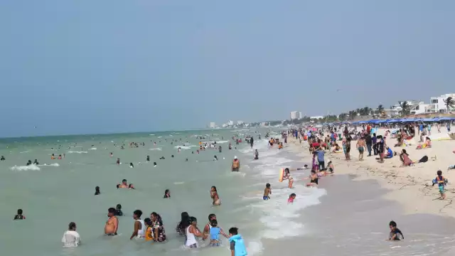 Los bañistas buscan el mar para calmar el calor este domingo