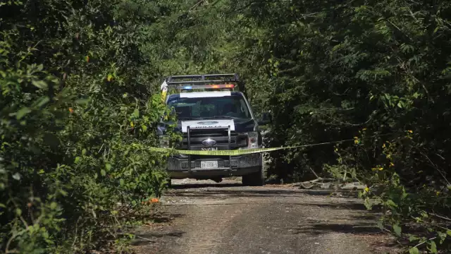 Elementos policiacos acordonaron la zona del hallazgo del cadáver en Cancún y avisaron a Servicios Periciales de la FGE Quintana Roo
