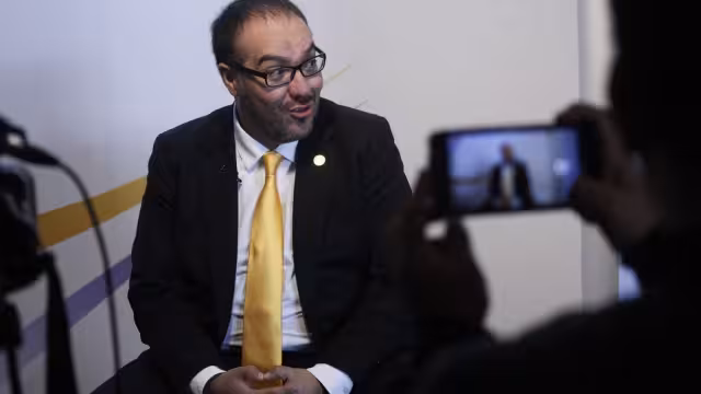 El diputado se encuentra actualmente en Chile