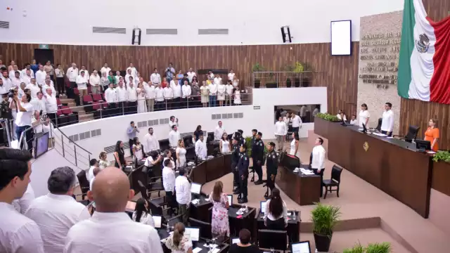 Con los honores a la Bandera y la entonación del Himno Nacional inició el acto protocolario