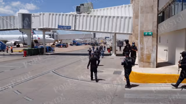 Personal de la Guardia Nacional y Policía Quintana Roo en el aeropuerto de Cancún llegaron a la Terminal 3 para controlar al turismo que corrió durante el ataque armado