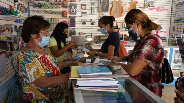 Madres de familia tendrán que cubrir con el gasto de las libretas, tijeras y demás materiales escolares