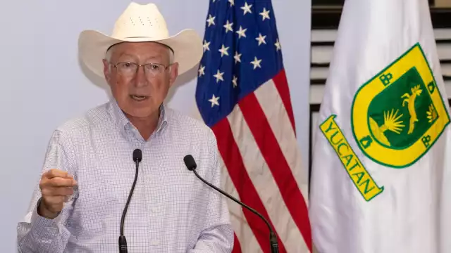 Ken Salazar, embajador de Estados Unidos en México, atestigua graduación de 30 artesanos de la Entidad