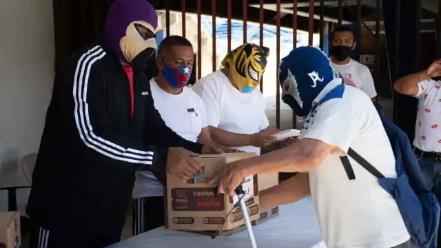 El Fantasma entrega despensas a luchadores afectados por la crisis (Cuartoscuro)