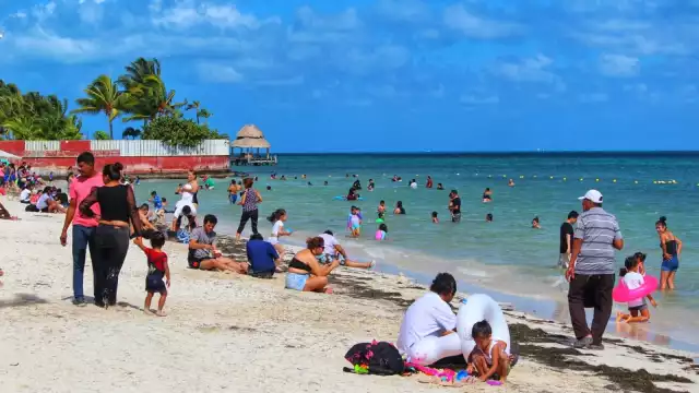 Los bañistas arribaron a las playas de Cancún cerca del mediodía para disfrutar este domingo