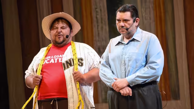 Para finalizar la noche, el Ballet Folklórico de Yucatán, dio alarde de sus dotes artísticas al ritmo de la jarana, que hizo que algunos asistentes sacaran sus mejores pasos