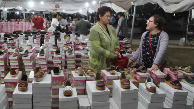 Los productores de calzado de Ticul muestran sus piezas