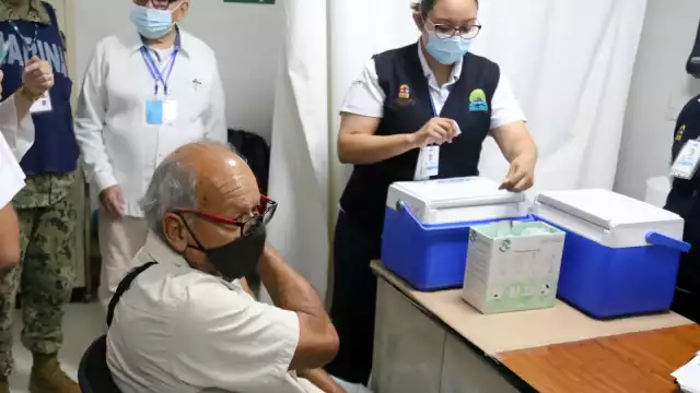 Abuelitos de Leona Vicario se alarman ante la aplicación de la vacuna de AstraZeneca