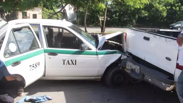La mujer fue llevada a un hospital mientras que el propietario de la camioneta
