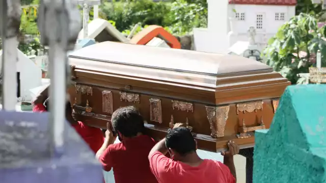 Un alto porcentaje de los decesos ocurrió en los adultos mayores de 64 años.