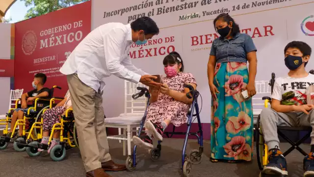 El carnet será para llevar el control de las citas. Se ha invertido 36,889 mdp para apoyar a discapacitados en todo el país