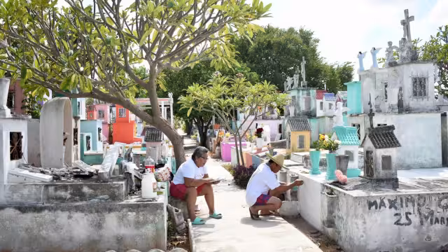 Familias les rezan a sus difuntos durante el Día de Muertos