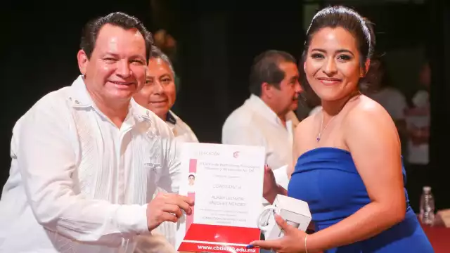La ceremonia de graduación se llevó a cabo en el Teatro Armando Manzanero de Mérida