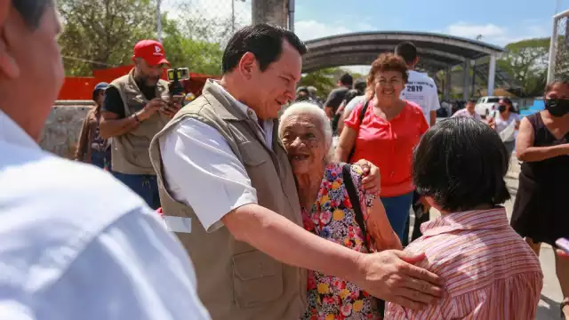 En la Unidad Habitacional Revolución (Cordemex), “Huacho” Díaz, visitó a los benefi ciarios