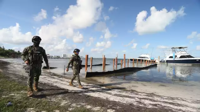 Fueron instalados al menos 24 pilotes de madera para construir el muelle en la Zona Hotelera de Cancún