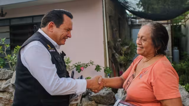 Joaquín Díaz Mena visitó a los vecinos de Xcumpich para informar de los programas de Bienestar