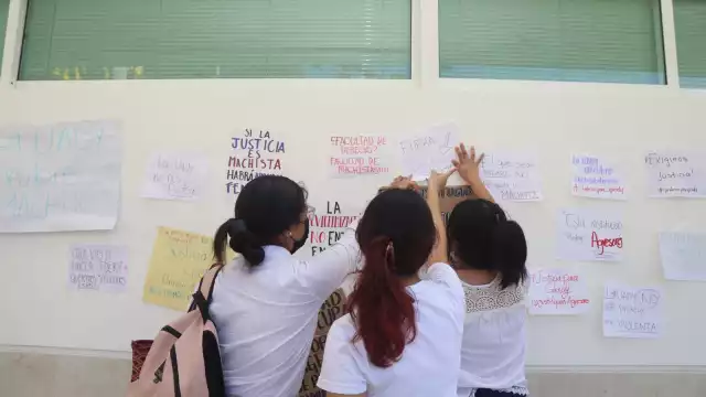 Las estudiantes colocaron carteles para exigir justicia por la maestra