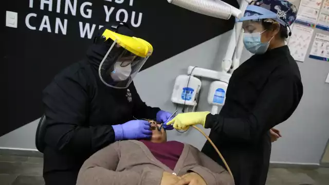 El uso de doble cubrebocas es una práctica recurrente en consultorios