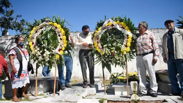 Sindicalizados colocaron coronas de flores en la tumba de Efraín Calderón Lara "Charras"