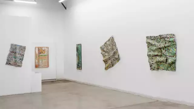 La colección es la creación más reciente del artista visual y está integrada por 15 obras realizadas en estrato