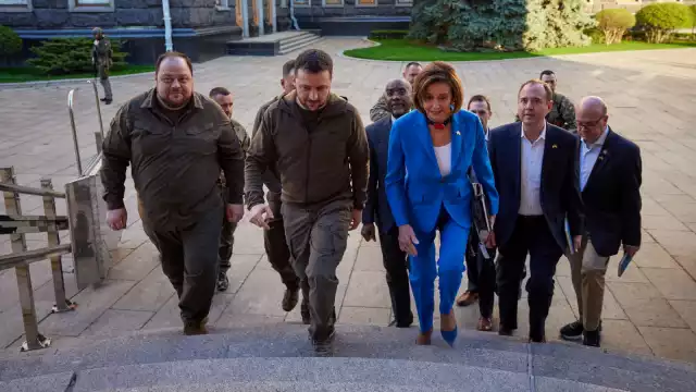 Pelosi y Zelenski sostuvieron una reunión para coordinar esfuerzos y combatir a Rusia