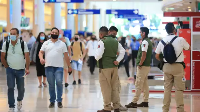 Personal migratorio en Cancún está desbordado ante los miles de pasajeros que llegan cada día