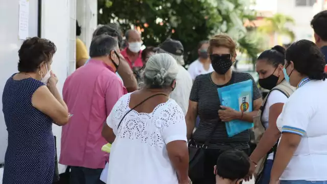 Los abuelitos hicieron fila para inscribirse