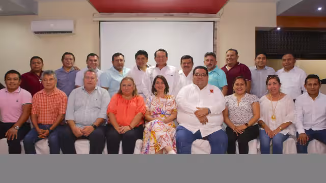 En la reunión con Joaquín Díaz Mena estuvo presente Alpha Tavera, presidenta de Morena, Yucatán