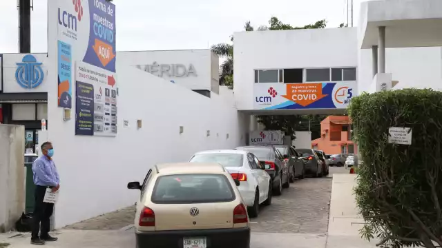 Ante la saturación, ciudadanos optan por realizarse pruebas COVID en laboratorios y generan largas filas