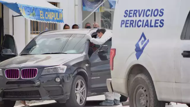 Vecinos reportaron que afuera de una ferretería se encontraba una camioneta negra con una persona muerta