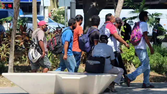 La explanada de Plaza Las Tiendas de Cancún se convirtió en un lugar donde personas sin empleo esperan que alguien los contrate