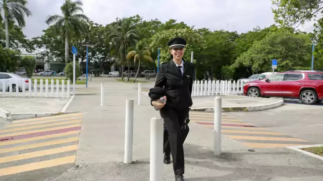 Desde los 18 años ingresó a la Fuerza Aérea Mexicana, donde estudió y más tarde comenzó a volar civilmente; en 10 años se visualiza como Capitán