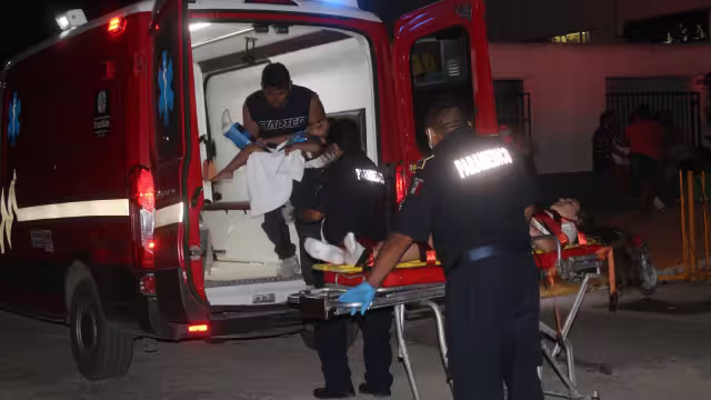 La guiadora salió ilesa, tras las volteretas y salida de la vía; sus familiares fueron llevados al Hospital San Carlos