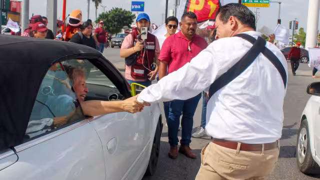 Joaquín Díaz Mena encabezó un volanteo en Mérida cuando Tina Tuyub pasó por el rumbo