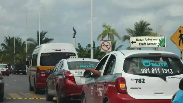 El documento fue otorgado tanto a los legisladores como al director del Instituto Estatal de Transporte, Raúl Cárdenas, así como al subsecretario de Gobierno, Carlos Buenfil Amaya