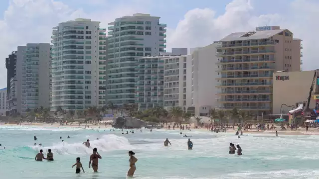 Se registró un aproximado de 200 turistas en la playa Gaviota Azul en Cancún