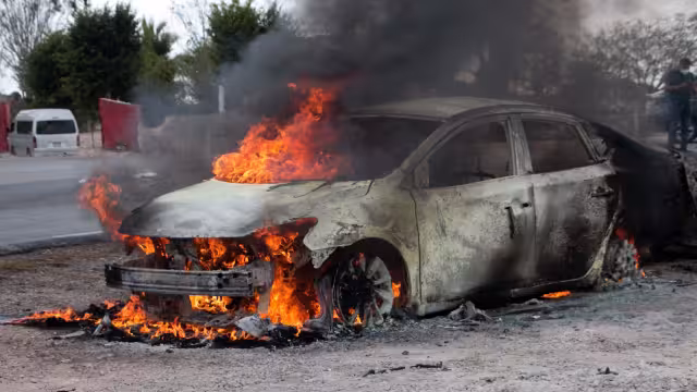 El compacto trató de entrar a la villa antes que la otra unidad cuando sobrevino el impacto justo del lado del tanque de combustible, provocando la conflagración