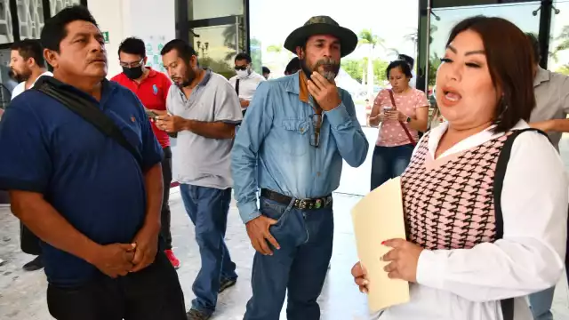 La representante advirtió que continuarán con el bloqueo de la carretera para impedir el acceso a las obras del proyecto ferroviario