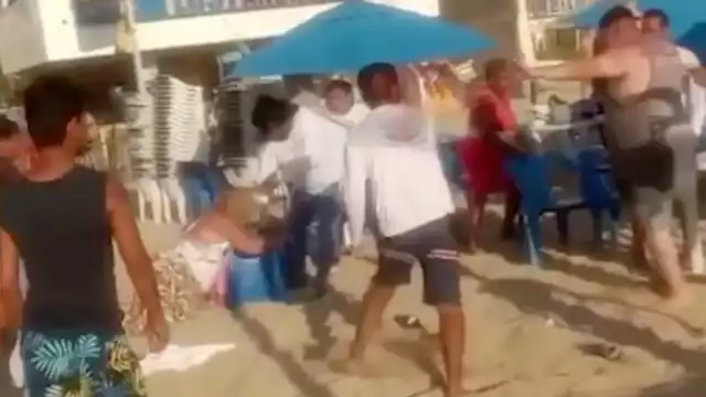 Turistas y vendedores pelean en Acapulco, Guerrero